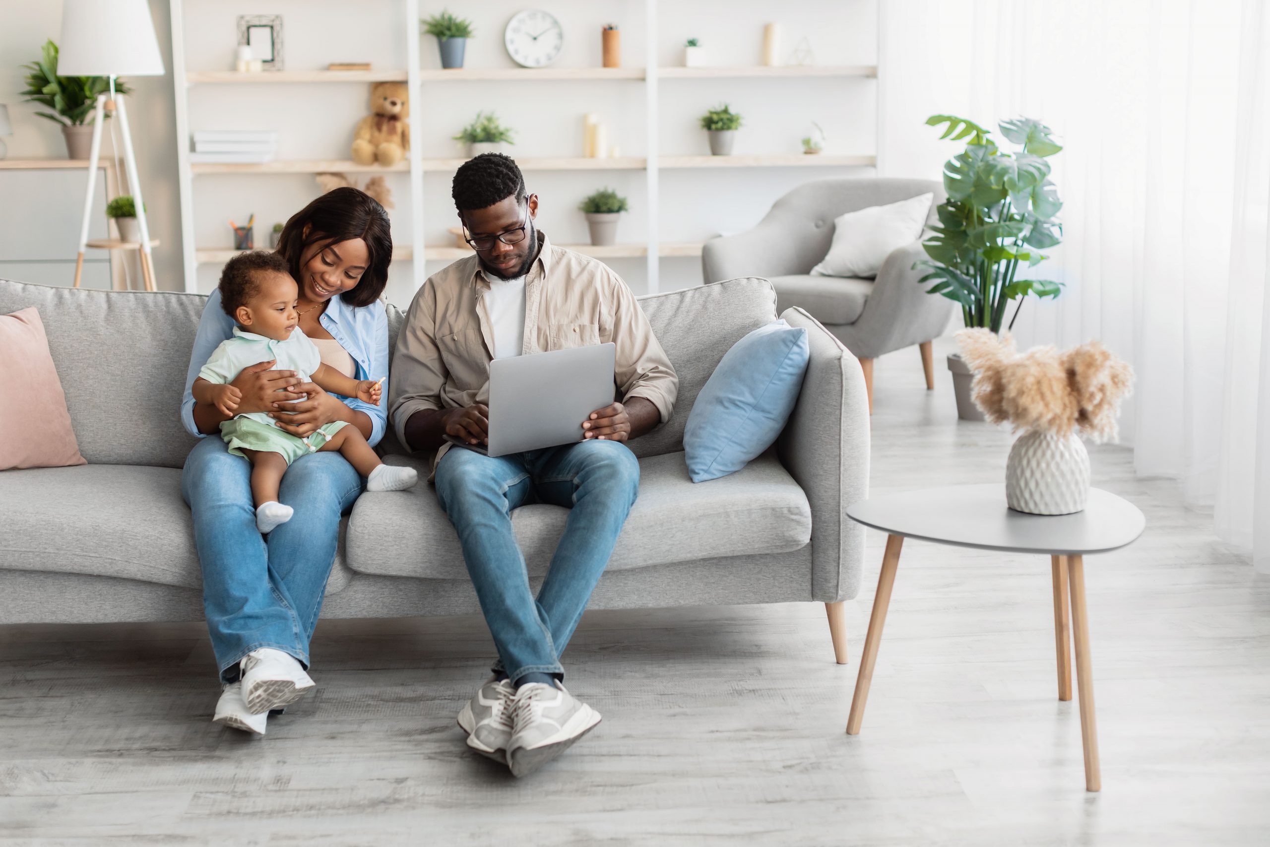Imagem ilustrativa de uma família usando aparelhos eletrônicos em casa